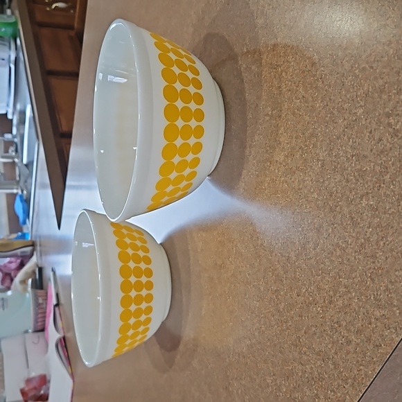 Vintage 2 Pyrex 1.5 Qt Yellow Dot Mixing Bowls!!! - Picture 5 of 17